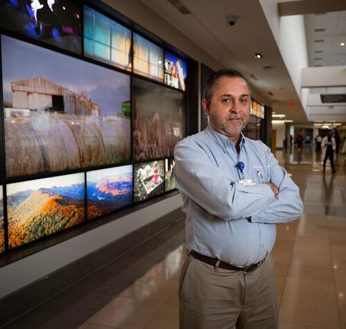 Darrell Raikes volunteering in the ICU. Photo by Pete Comparoni | UKphoto