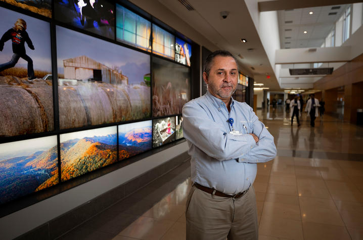 Darrell Raikes volunteering in the ICU. Photo by Pete Comparoni | UKphoto